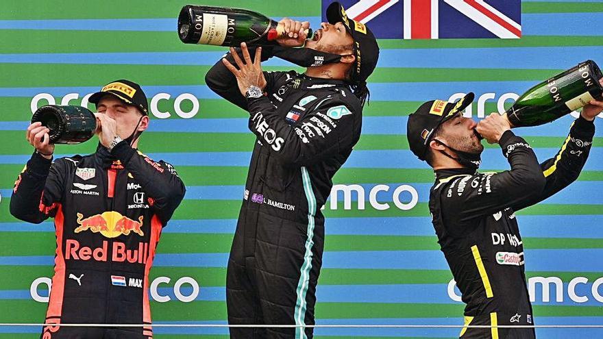 Hamilton al lloc més alt del podi acompanyat per Verstappen i Ricciardo.