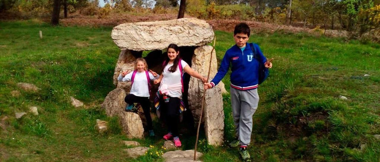 Elisa Cobas, Sara Fernández y Samuel Muñoz, de ruta en el Monte Areo