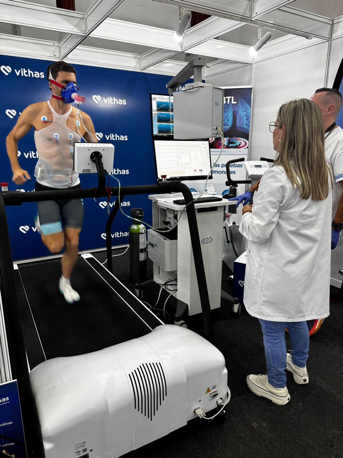 El ganador de la San Silvestre, Fran Galindo, durante la toma de lactato de su reconocimiento con la doctora Paloma Suárez en Vithas Las Palmas.