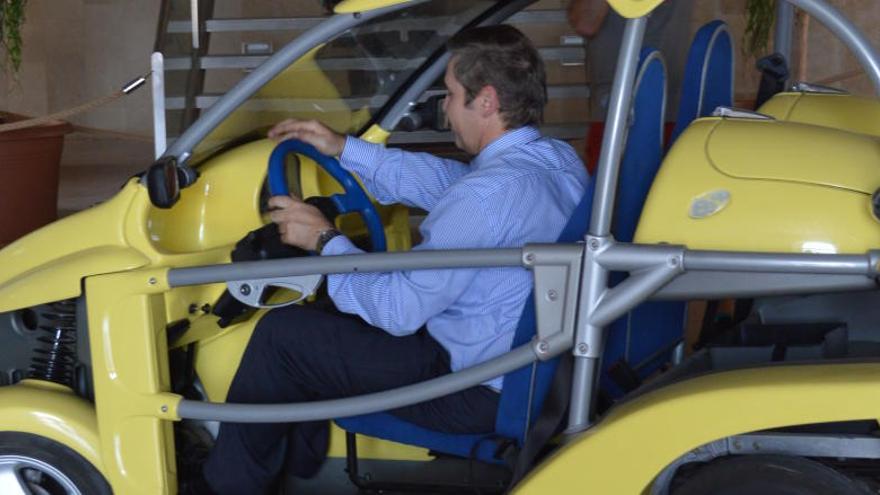 Guillamón aparcando el ´buggy´ en la Escuela de Industriales.