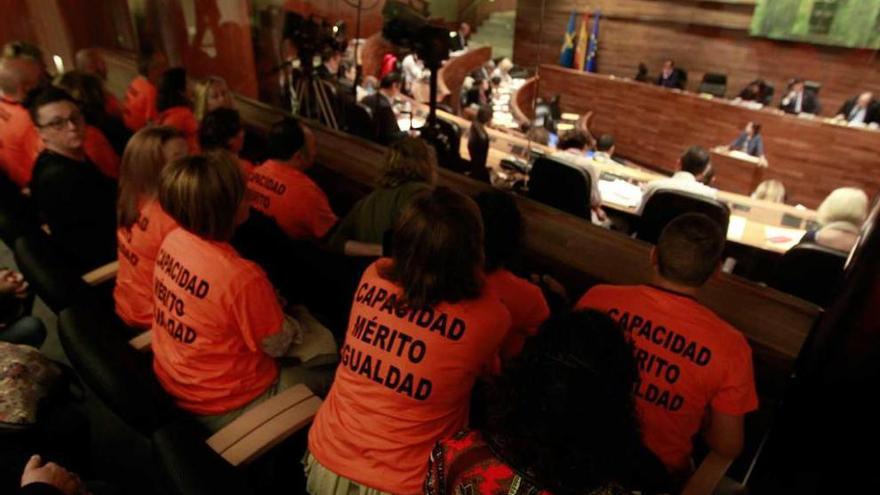 Los opositores que serían desalojados, en la tribuna de invitados de la Junta.