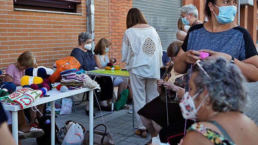 Vecinas de San José Obrero tejiendo en la calle.