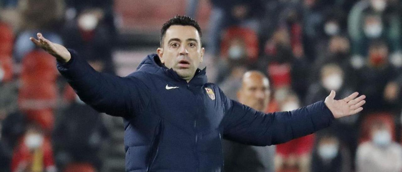 Xavi, entrenador del Barça, protesta al árbitro