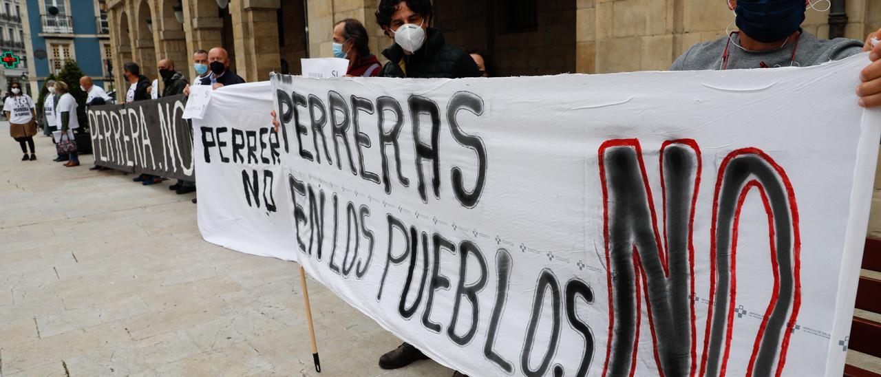 Concentración ante el Ayuntamiento de Avilés, en contra de la construcción de la perrera en Gozón.