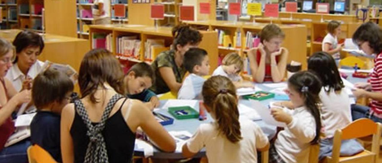 Alumnes a la Biblioteca de Can Sales.