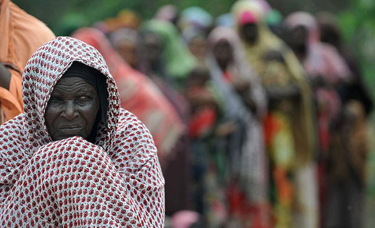 Una dona gran espera per rebre assistència mèdica de la fundació The gift of the givers en un campament improvisat a Mogadiscio, Somàlia.