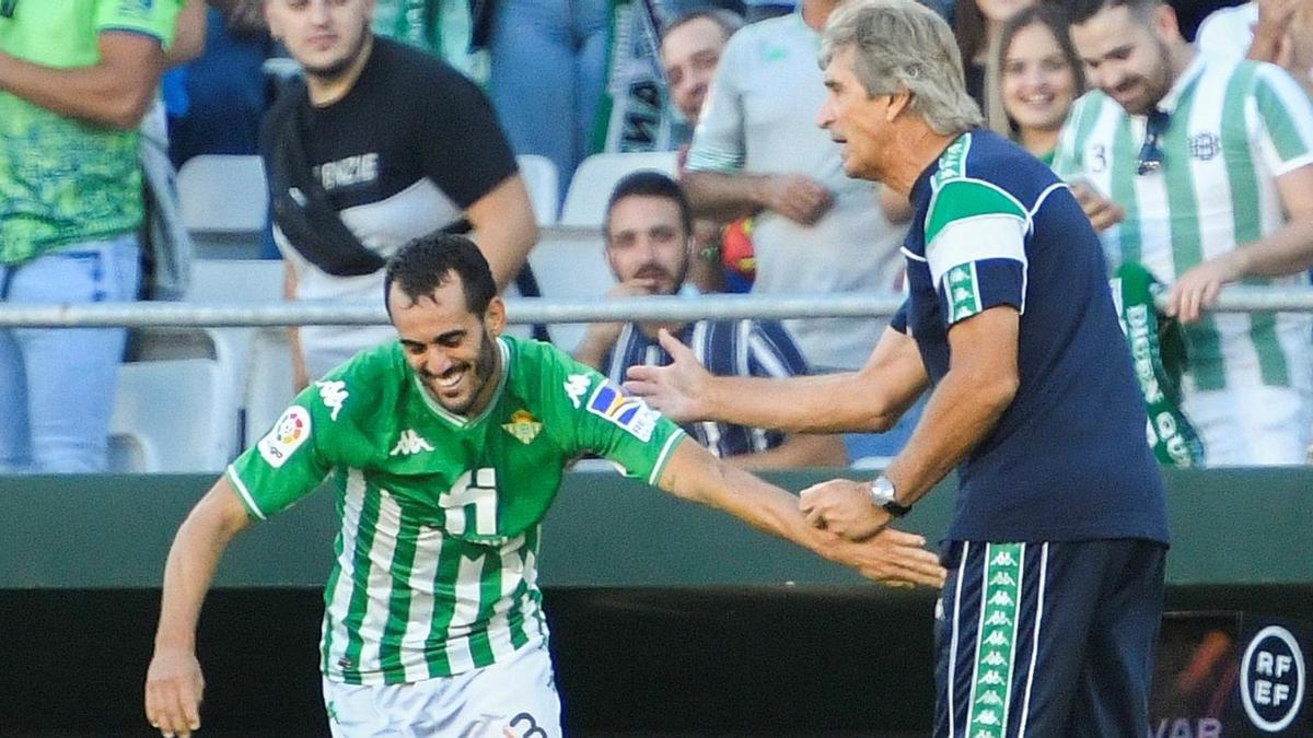 Pellegrini, con Juanmi, en el partido ante el Rayo