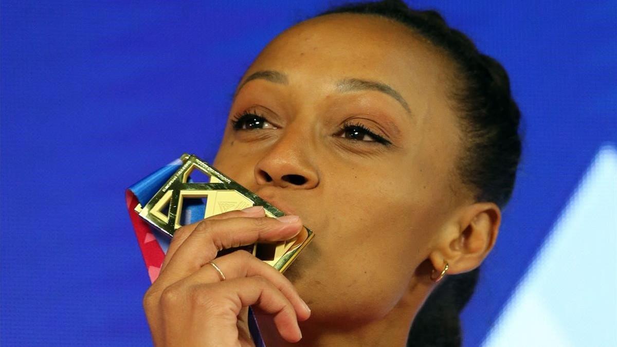 Peleteiro besa la medalla de oro que logró en Glasgow.