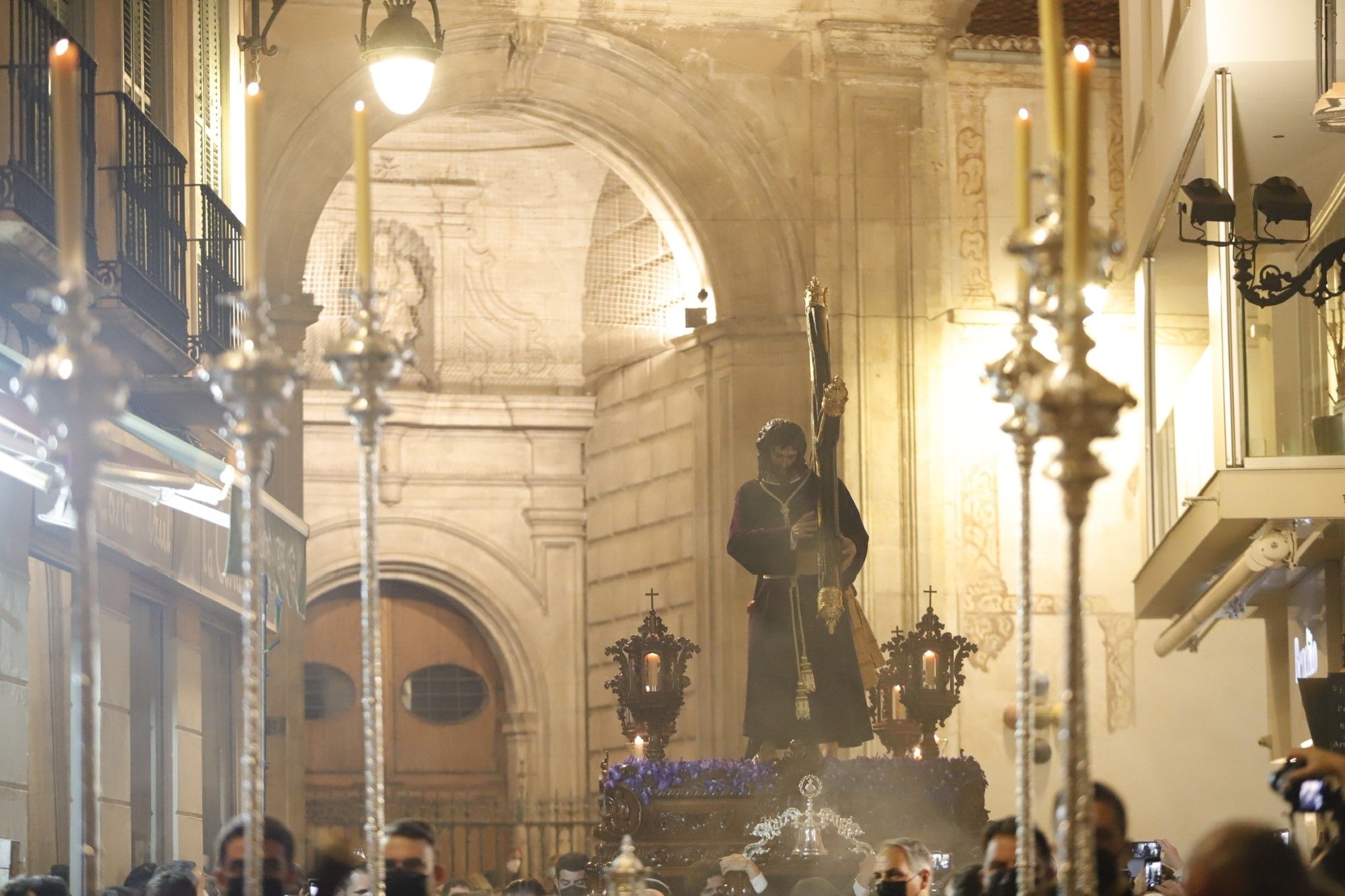 La archicofradía de la Pasión saliendo de la iglesia de San Juan Bautista