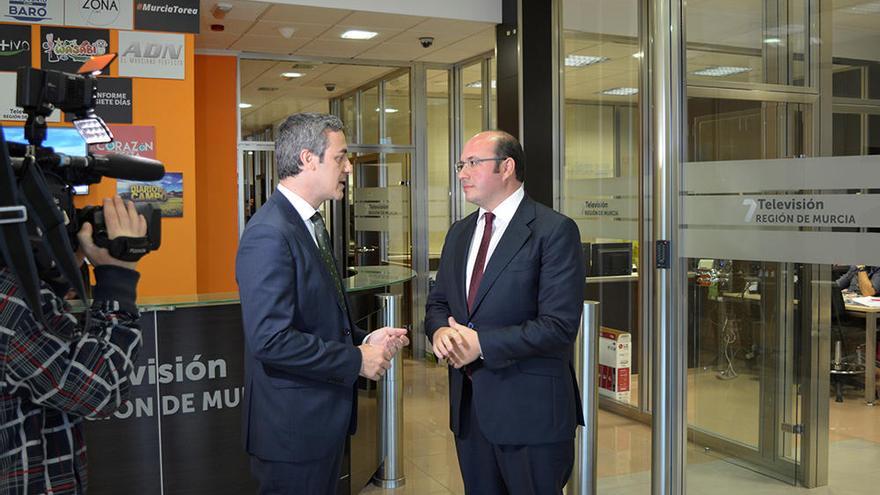 Pedro Antonio Sánchez charla con el periodista de la televisión autonómica Antonio Peñarrubia.