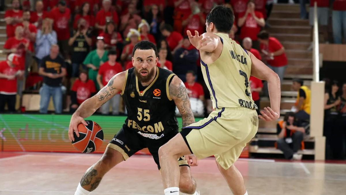 Mike James, ante Juani Marcos en el Mónaco-Barça del Play-In de la Euroliga