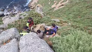 Evacúan en helicóptero a un senderista herido al desprenderse una piedra en un acantilado de Muxía