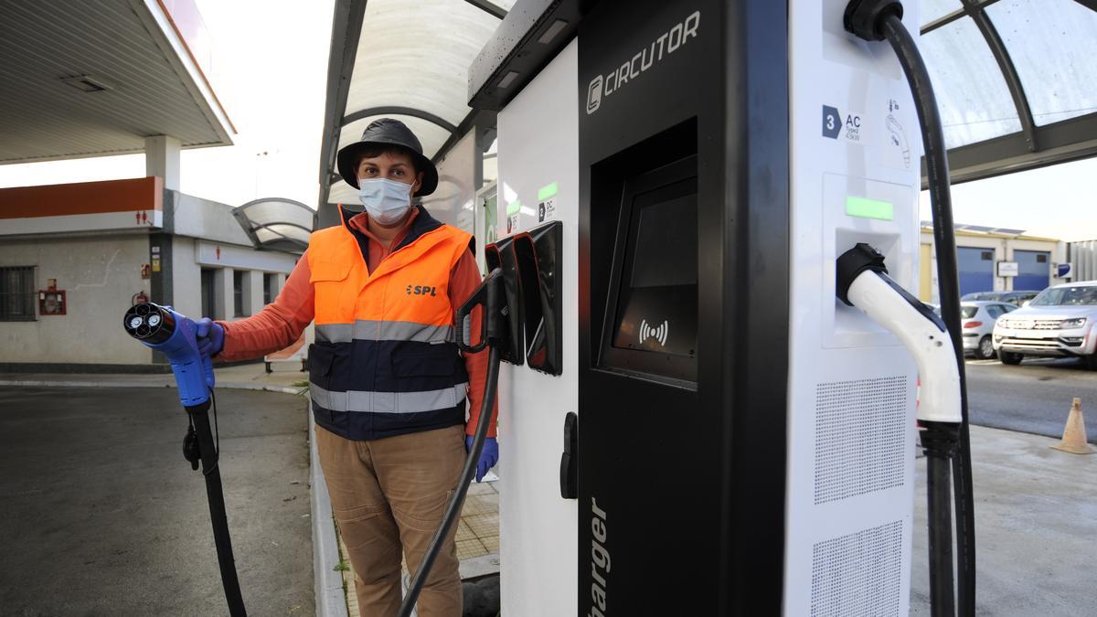 Máquina de carga eléctrica de vehículos en Ponte Liñares.