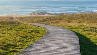 El paseo de pasarelas junto al mar más bonito de Galicia está a una hora de Santiago: "Solo escuchas las olas"