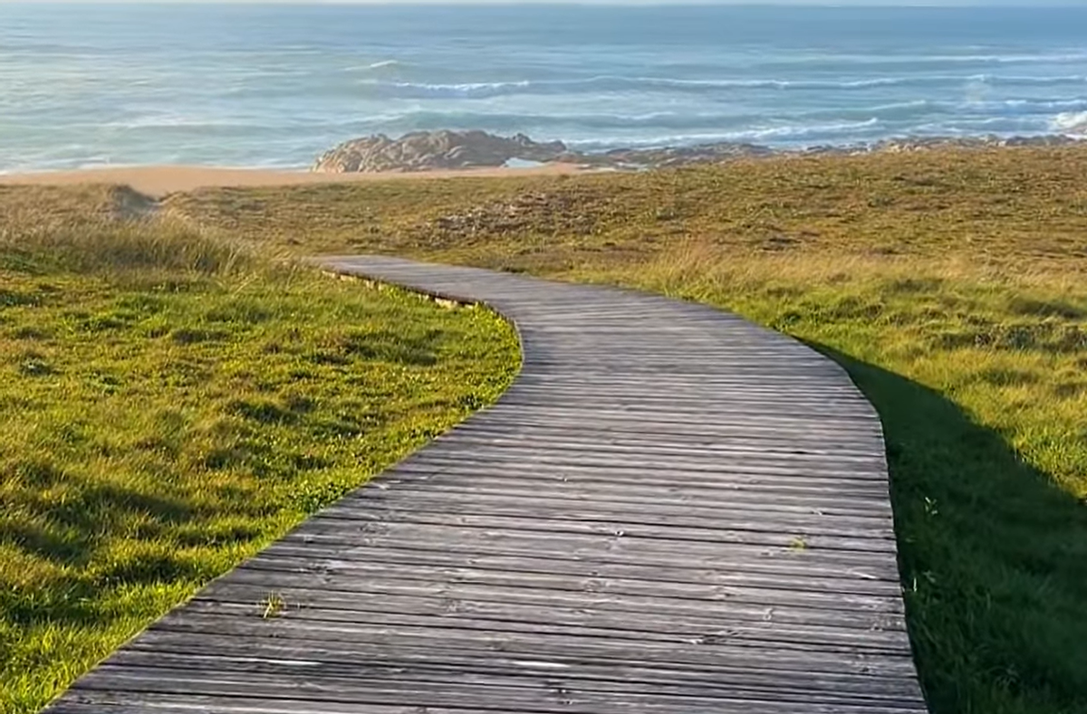 Una parte de esta senda litoral cerca de Santiago, considerada una de las más bonitas de Galicia.