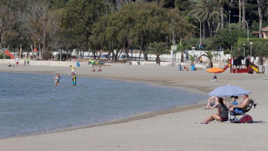 Algunos bañistas toman el sol en el Mar Menor.