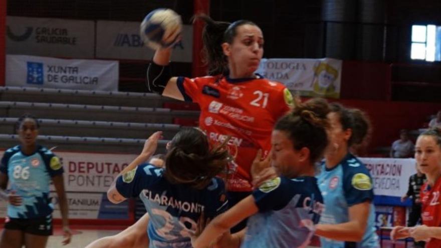 Sarai Samartín lanza a portería. // FDV