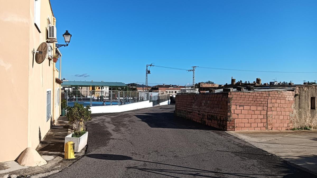 Vista de la calle Barranc de Cais con el patio del colegio.