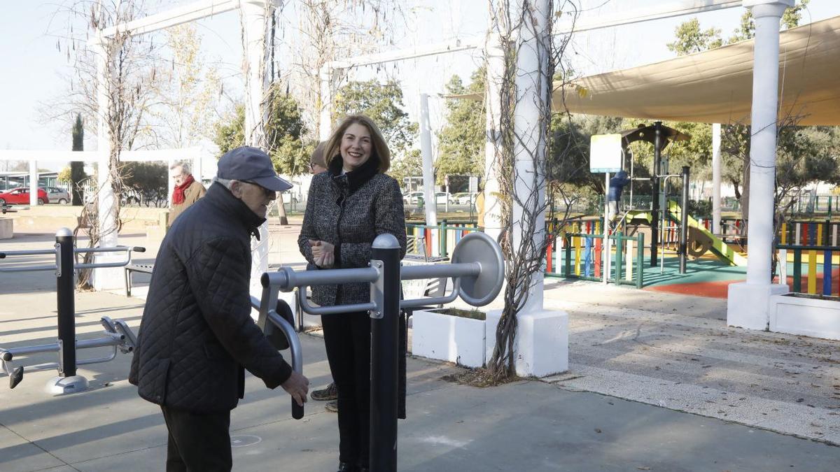 La delegada de Mayores, Eva Contador, con un abuelo en el nuevo parque biosaludable.