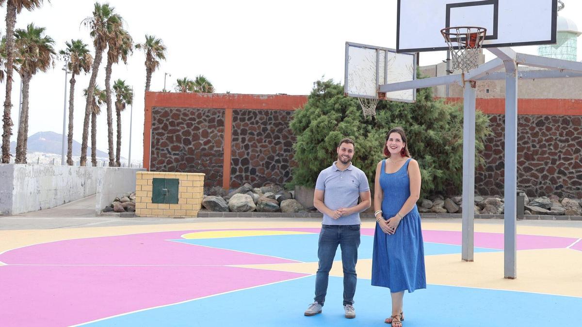 La concejala de Deportes, Carla Campoamor, y el gerente del IMD, Eloy García, en la renovada cancha de baloncesto de El Rincón.