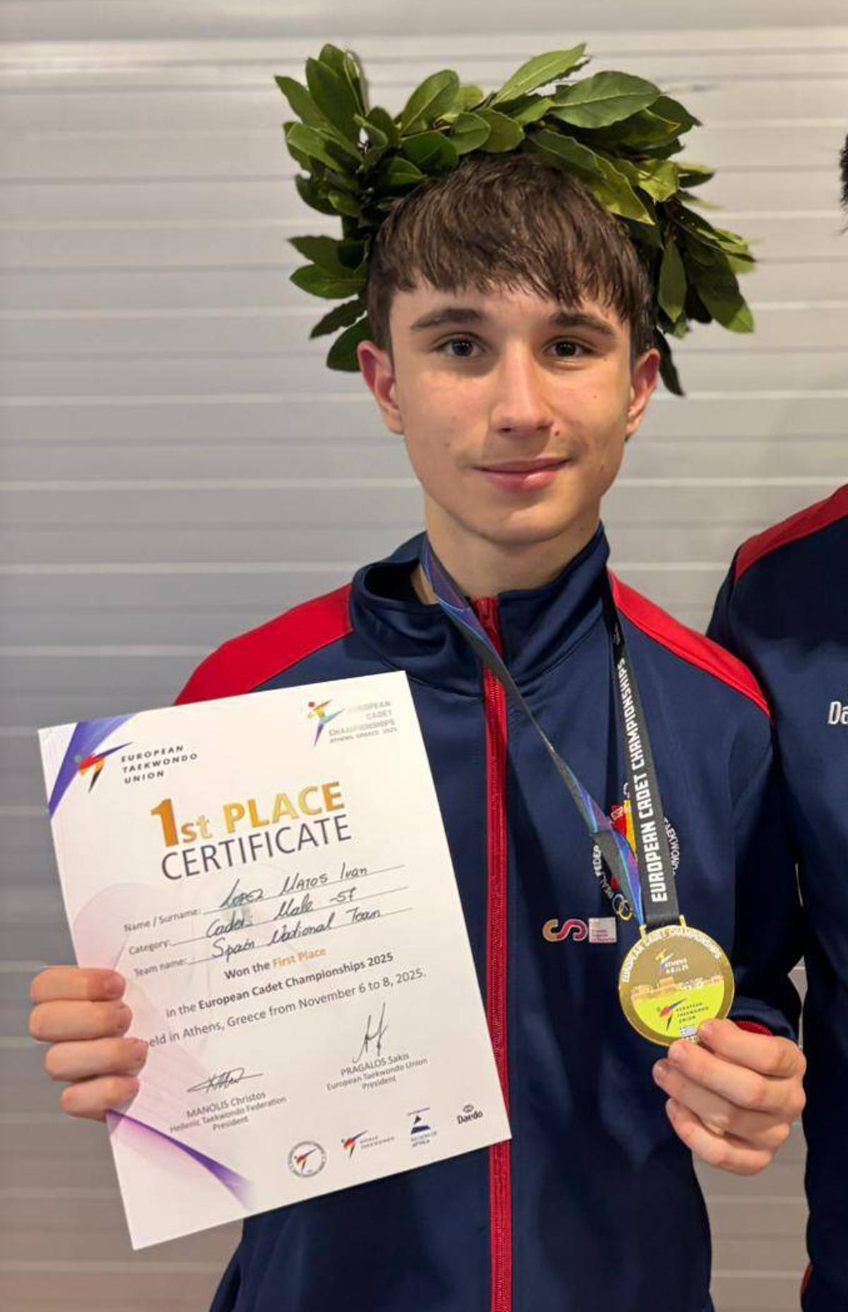 El gijonés con la medalla y el diploma de campeón europeo