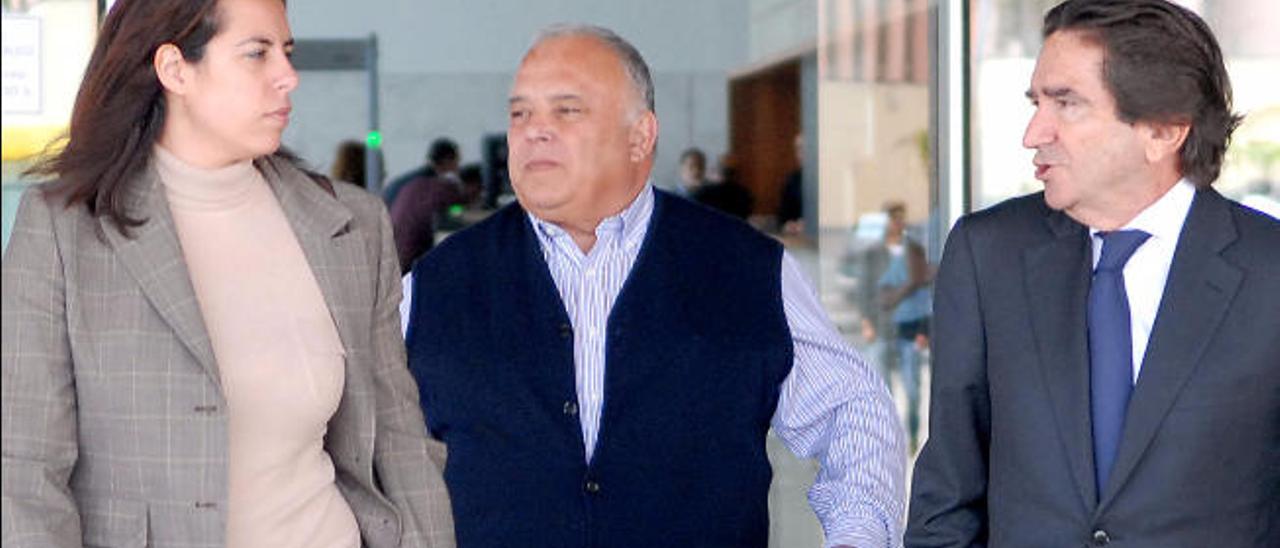 Juan Jesús Hernández con su abogada tras prestar declaración ante el juez