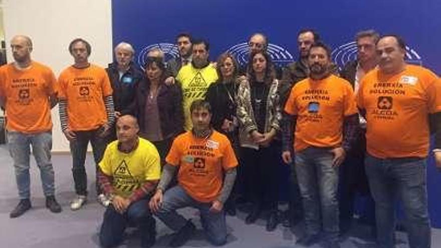 Trabajadores de Alcoa ayer en el Parlamento Europeo.