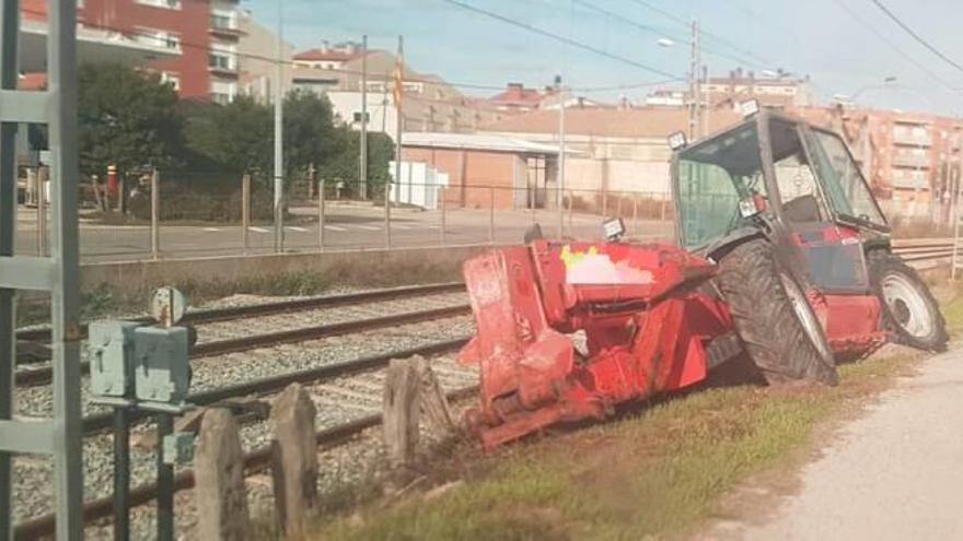 Vehicle especial accidentat a prop de les vies del tren de Calaf