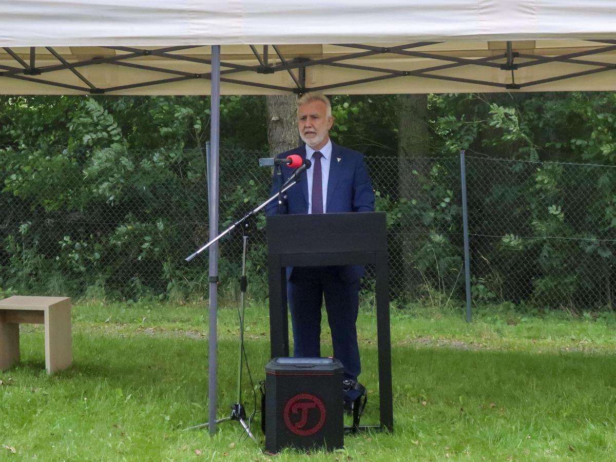 El ministro d eMemoria Democrática, Ángel Víctor Torres, participa en el acto de colocación de una placa en homenaje a las cerca de 200 republicanas españolas deportadas al campo de concentración nazi de Ravensbrück.