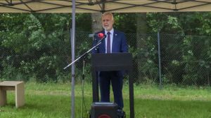 El ministro d eMemoria Democrática, Ángel Víctor Torres, participa en el acto de colocación de una placa en homenaje a las cerca de 200 republicanas españolas deportadas al campo de concentración nazi de Ravensbrück.