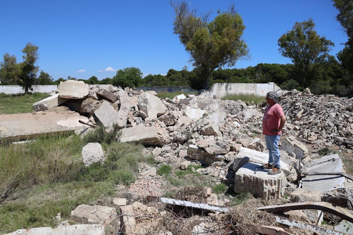 Un hombre observa parte de los escombros y de la antigua venta.