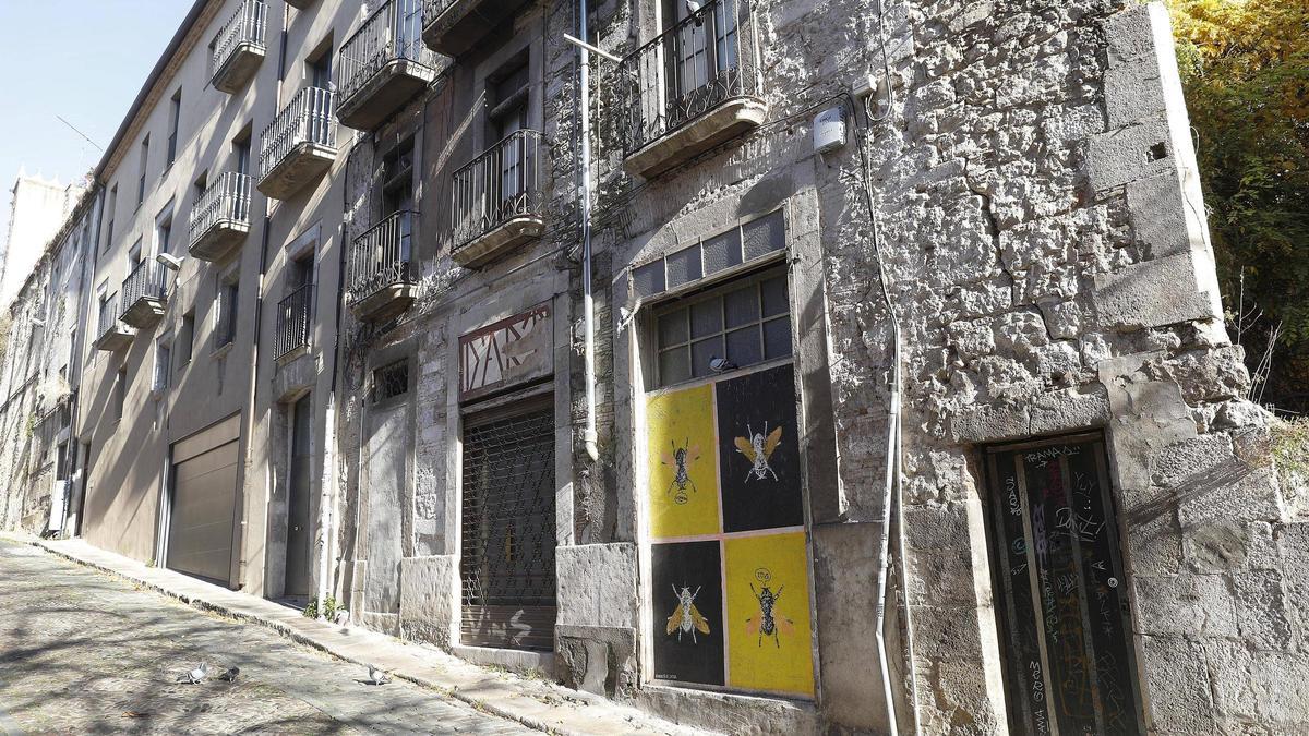 Els edificis, en mal estat -a la dreta de la imatge -de la pujada de Sant Feliu que s'enderrocaran en un futur.