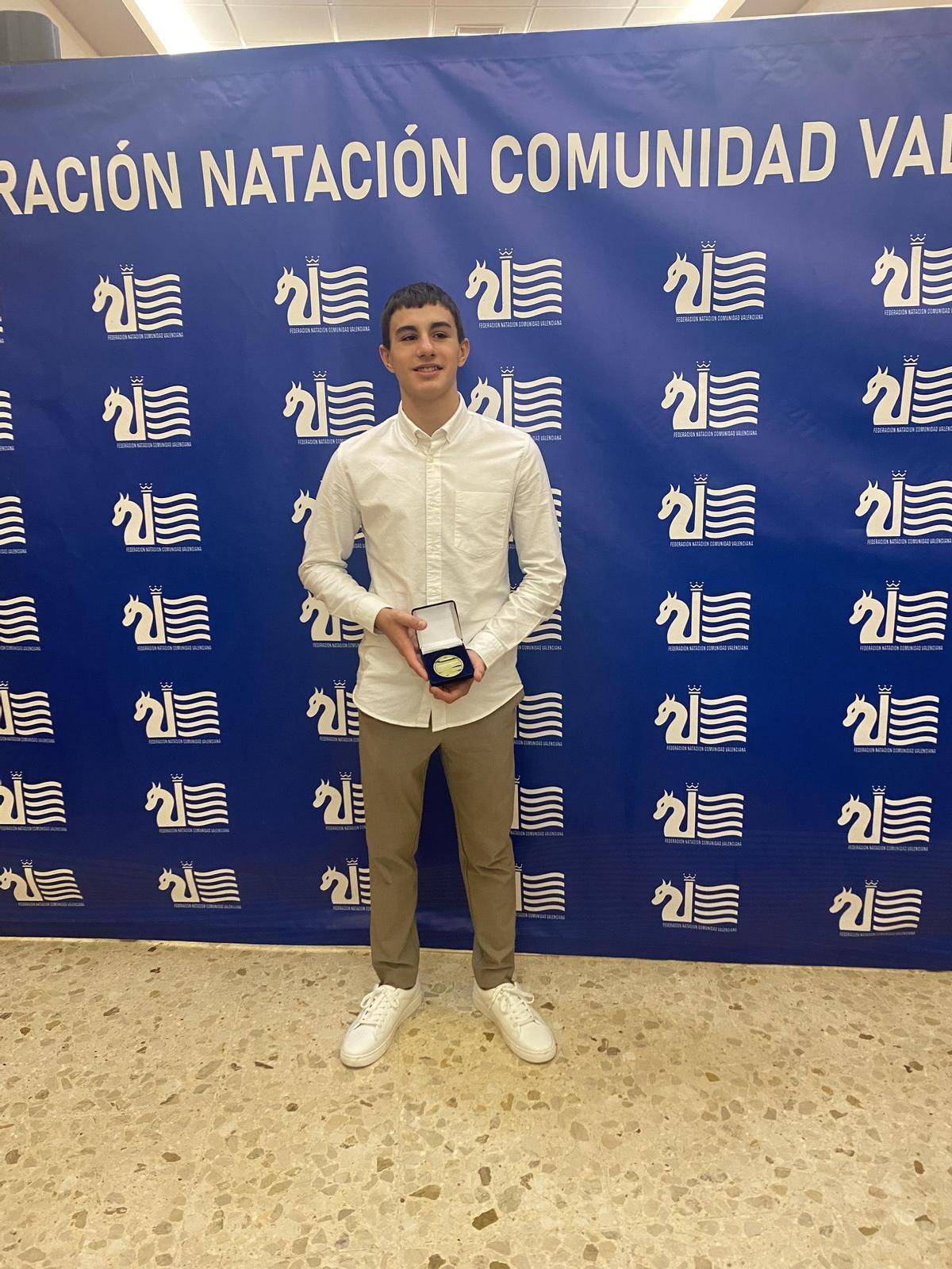 Ian Chust, del CN Xàtiva, con el premio al Nadador Completo en categoría alevín.