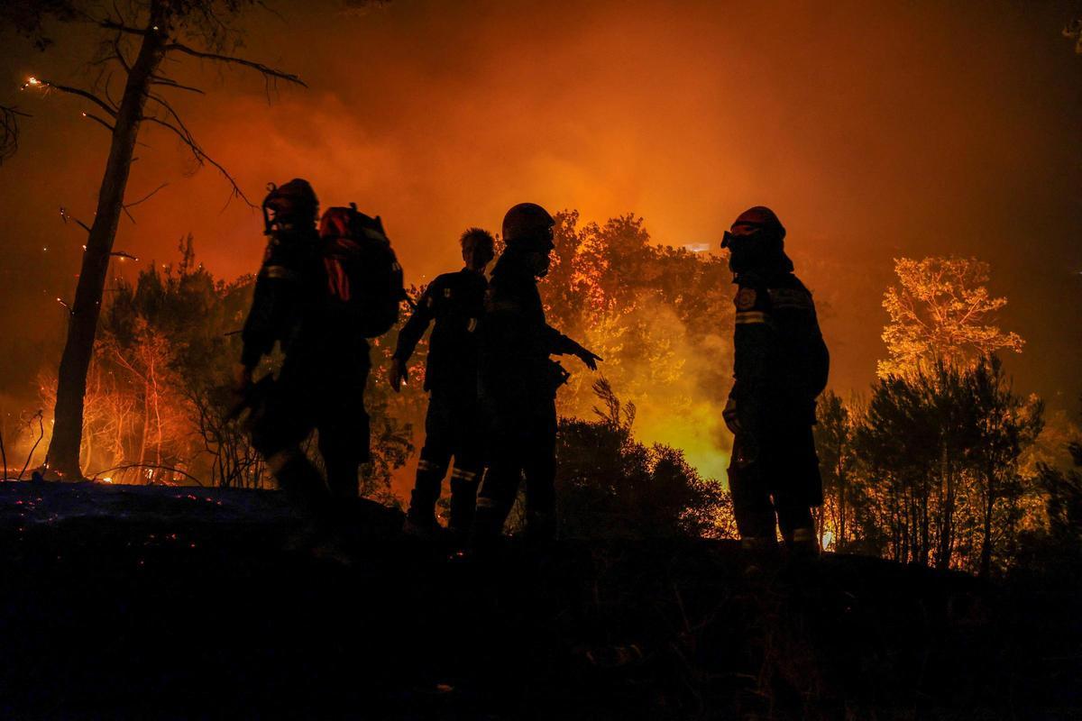 Dos grandes incencios cerca de Atenas obligan a evacuar a miles de personas