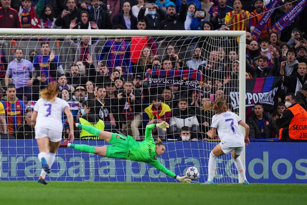 Olga logra el empate para el Madrid batiendo de penalti a Sandra Paños en el Camp Nou.