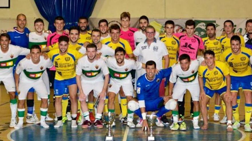 Los jugadores del Elche con los del Segorbe y los trofeos