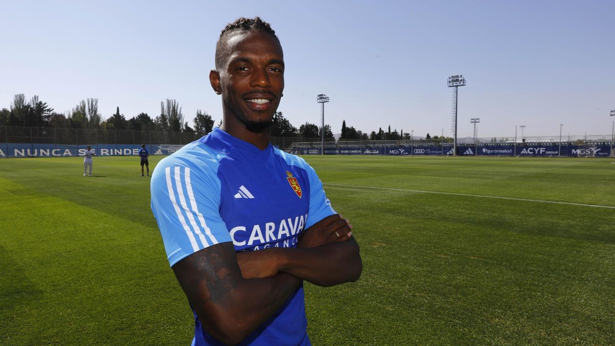 Jair Amador posa en la Ciudad Deportiva zaragocista.