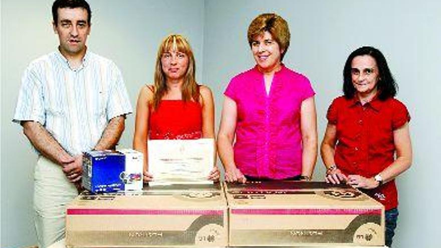 Francisco Javier Fernández, María Dolores Rey, Patricia Gaviño y Manuela Pantaleón, ayer, con sus regalos. / r. estévez