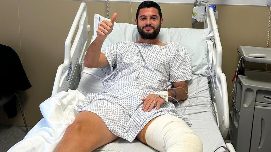 Óscar Bertó saluda sonriente tras ser operado de su grave lesión