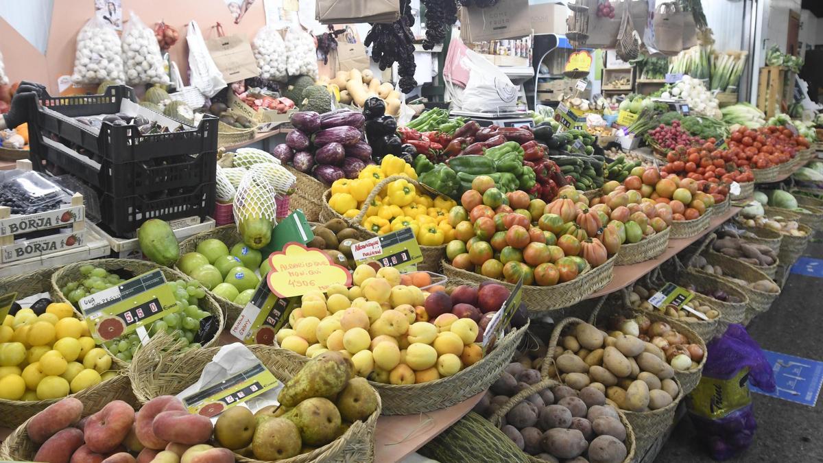 Puesto de frutas y verduras en el mercado de Verónicas.