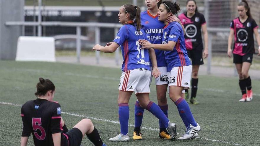 Laura celebra uno de sus goles felicitada por dos compañeras en presencia de varias rivales, ayer, en Oviedo.