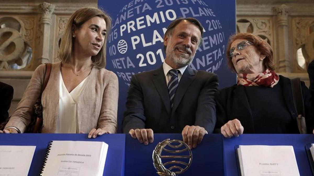 El presidente del Grupo Planeta, Josep Creuheras, flanqueado por Carmen Posadas y Rosa Regas, dos miembros del jurado.