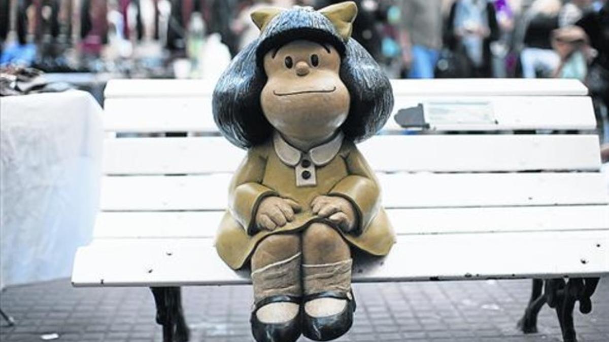 Una muñeca de Mafalda en un banco de Buenos Aires, en la Argentina natal de Quino, su creador.