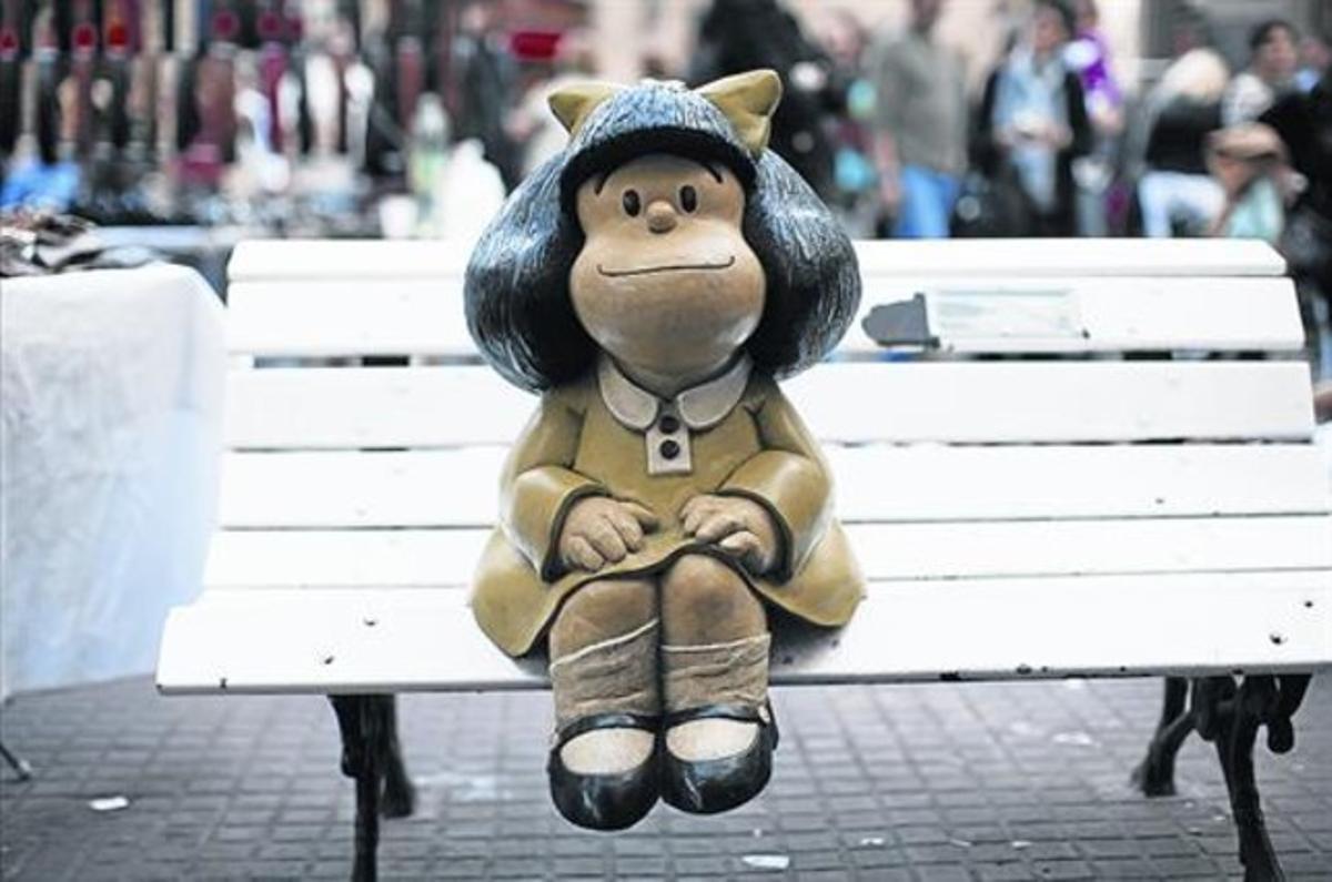 Una nina de Mafalda en un banc de Buenos Aires, a l’Argentina natal de Quino, el seu creador.
