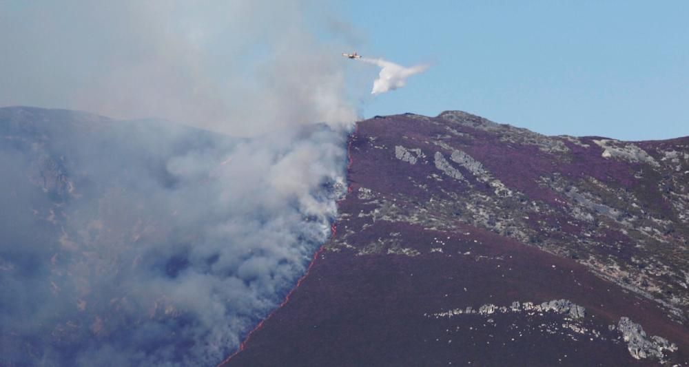 Incendio forestal en Ibias, visto desde Torga.