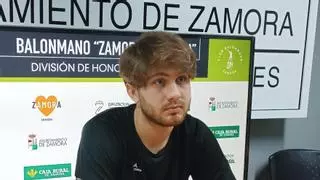 Víctor Peinado, jugador del Balonmano Zamora Enamora: "Tenemos nivel para ganar a cualquiera"