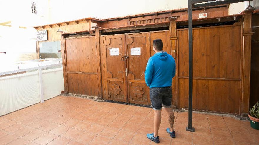 Entrada del negocio precintado por la policía.