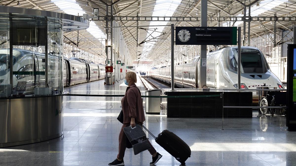 Usuarios en los andenes de la Estación de María Zambrano de Málaga.