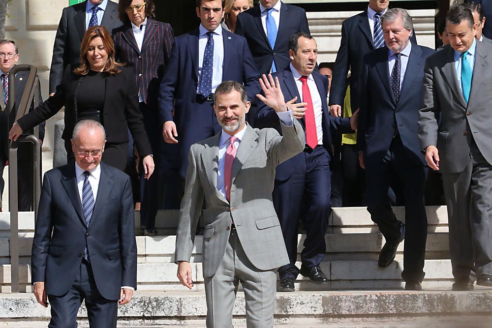 El rey se mostró muy amable con el público alrededor del Palacio de la Aduana, antes y después de su visita al Museo de Málaga.