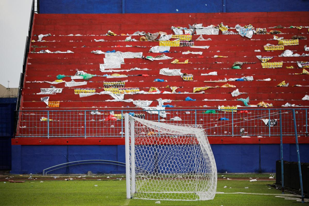 Las imágenes de la trágica avalancha que ha dejado decenas de muertos en un estadio de fútbol en Indonesia